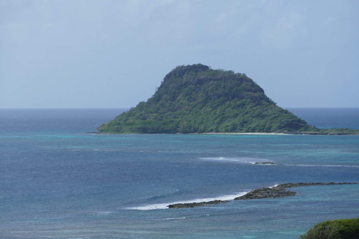 01. Frigate island sur notre route ; mouillage possible derrière