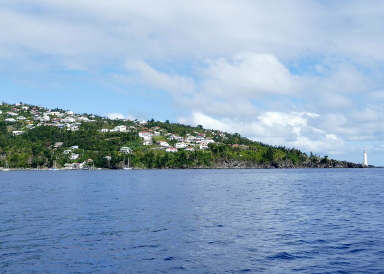 01. La Guadeloupe ; la pointe de Vieux Fort, son phare et un petit mouillage