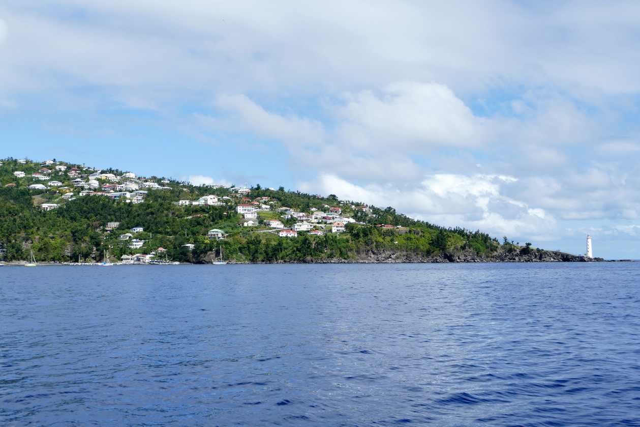 01. La Guadeloupe ; la pointe de Vieux Fort, son phare et un petit mouillage