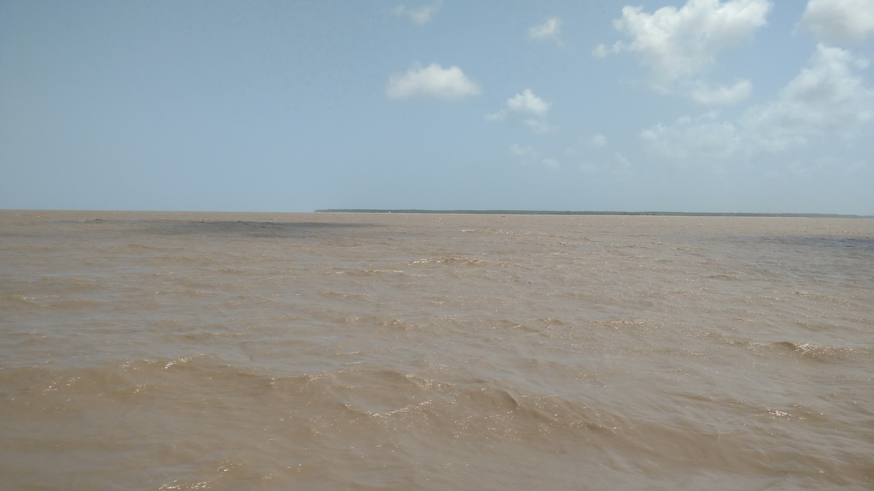 01. Le fleuve Suriname, tumultueux dans l'alizé à la montée des eaux
