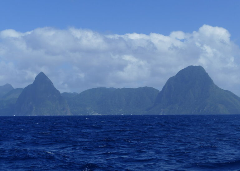 01. Les deux Pitons au SW de Ste Lucie
