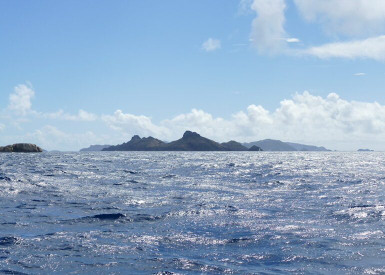 01. L'île de St Barth derrière l'île Fourchue