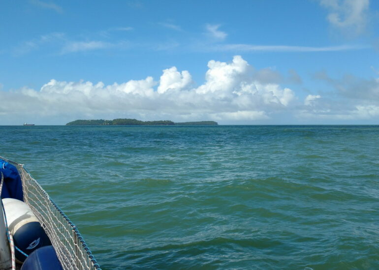 02. Apparition des îles du Salut sur l'horizon à l'est