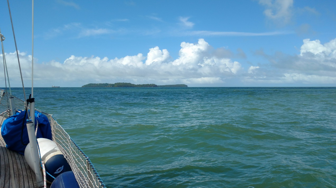 02. Apparition des îles du Salut sur l'horizon à l'est