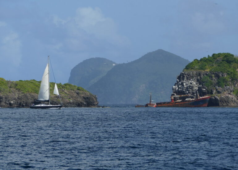 02. Bequia - Les rochers et l'épave qui marquent l'extrémité ouest de l'île