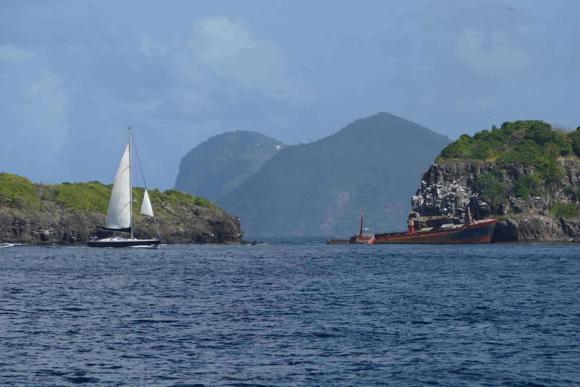 02. Bequia - Les rochers et l'épave qui marquent l'extrémité ouest de l'île