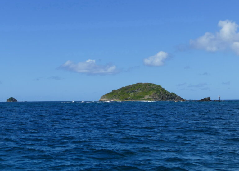 02. Catholic island au large de Mayreau ; enfin, avec de tels brisants pas vraiment KTO