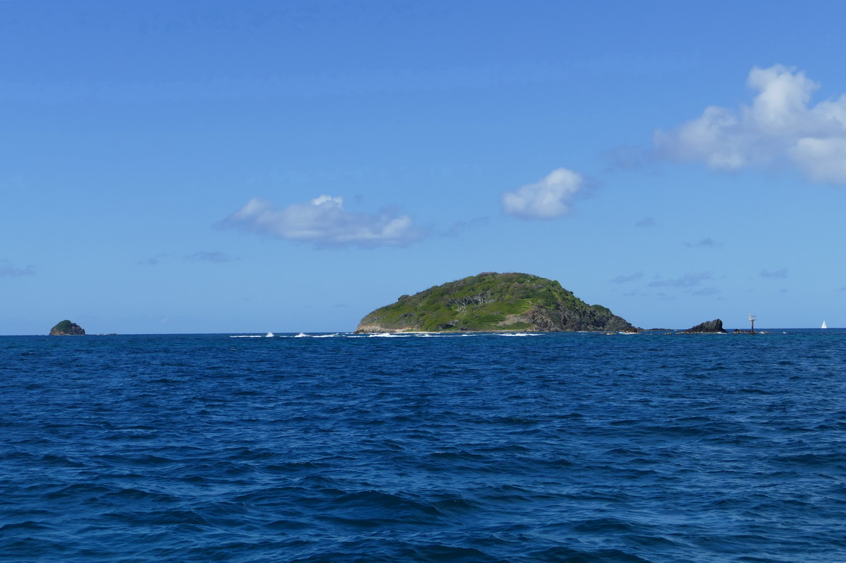 02. Catholic island au large de Mayreau ; enfin, avec de tels brisants pas vraiment KTO