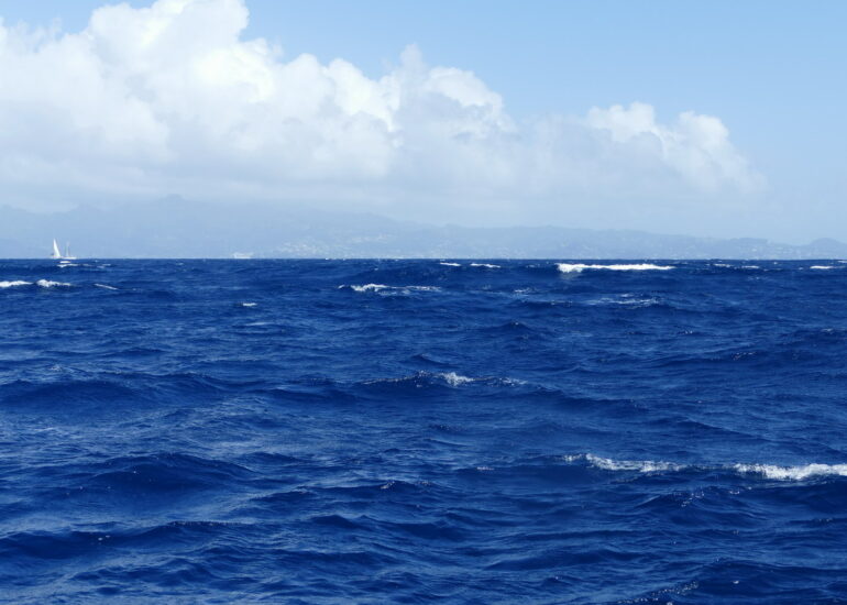 02. La mer est agitée, comme dans tous les passages entre les îles