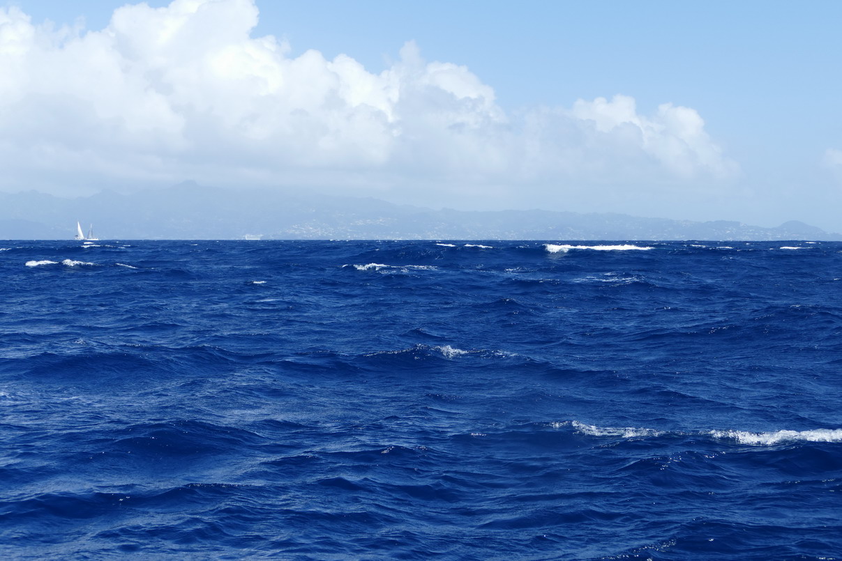 02. La mer est agitée, comme dans tous les passages entre les îles