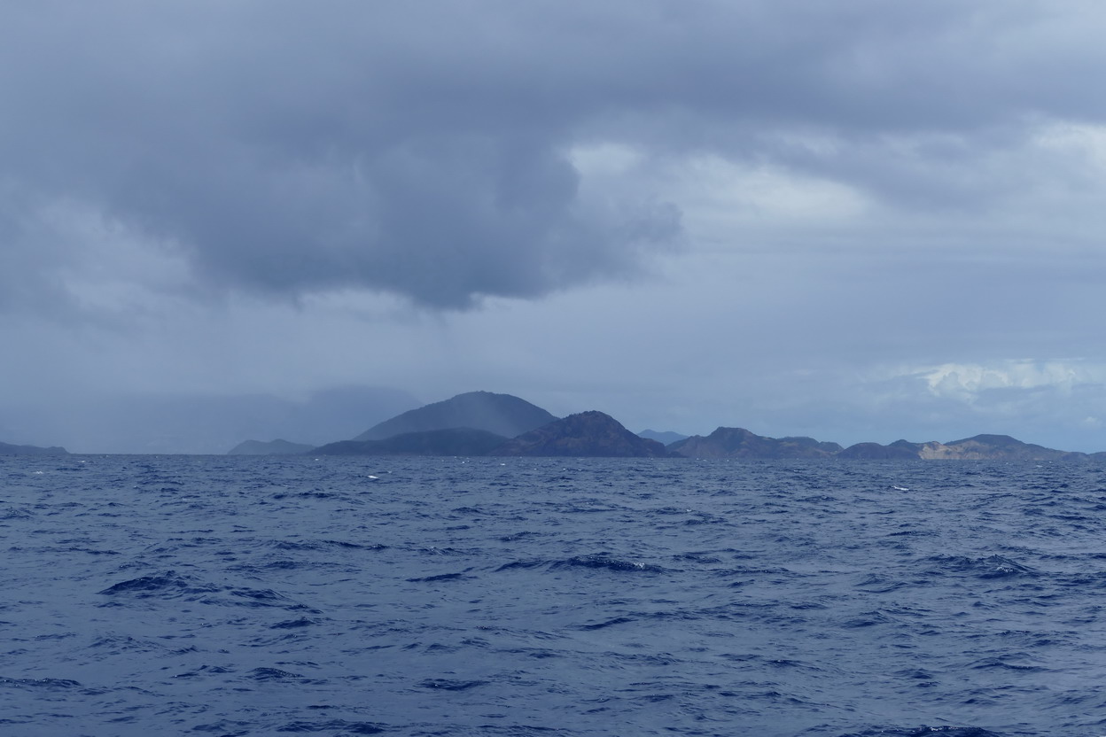 02. L'archipel des Saintes sous un ciel chargé vu du sud