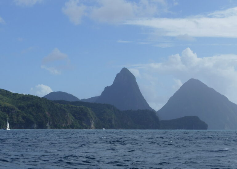 02. Les deux Pitons vus du nord