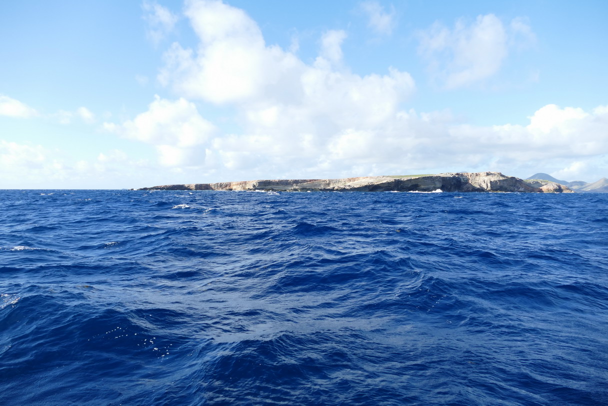 02. L'îlot Tintamarre dans la houle