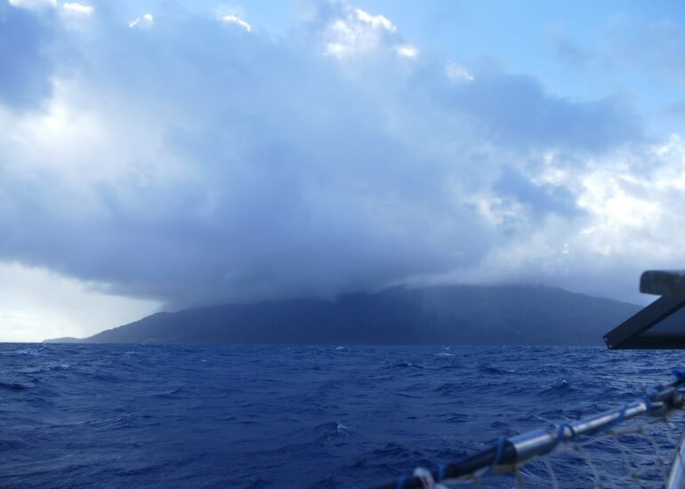 02. St Vincent, la Soufrière perdue dans les nuages ; la mer et le vent rentrent en force