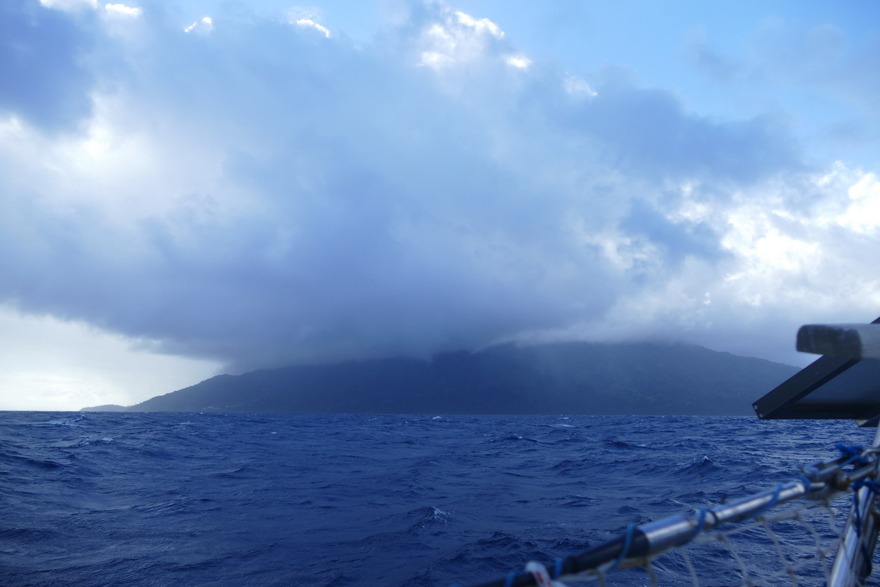 02. St Vincent, la Soufrière perdue dans les nuages ; la mer et le vent rentrent en force