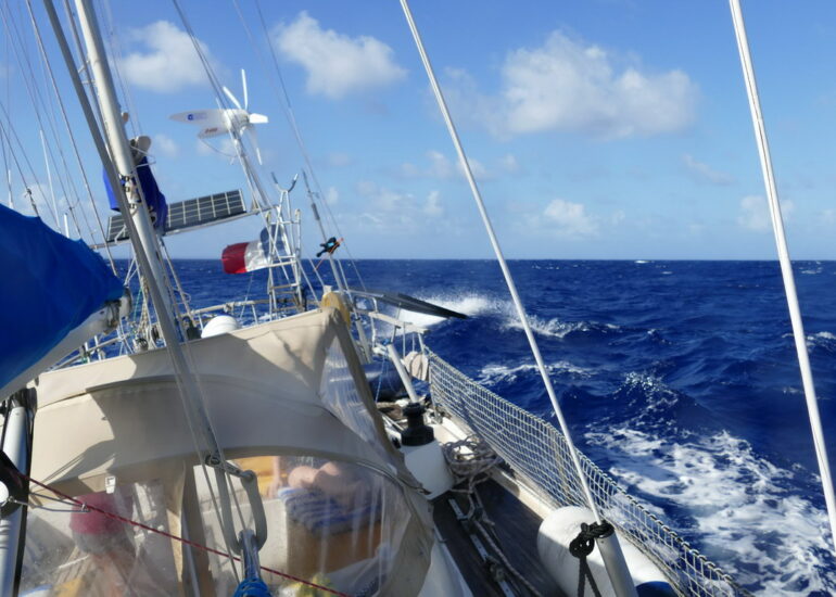 02. Vers Marie-Galant, vent de travers sous génois ; il y a parfois des vagues qui claquent !