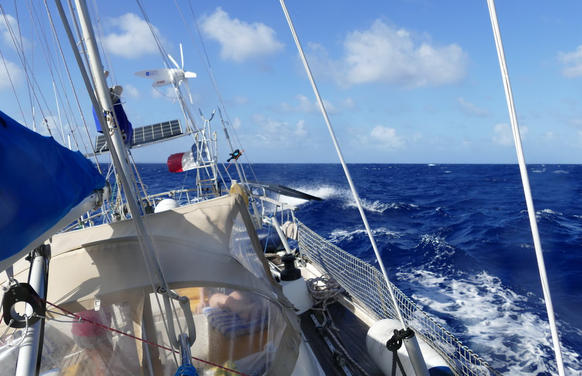 02. Vers Marie-Galant, vent de travers sous génois ; il y a parfois des vagues qui claquent !