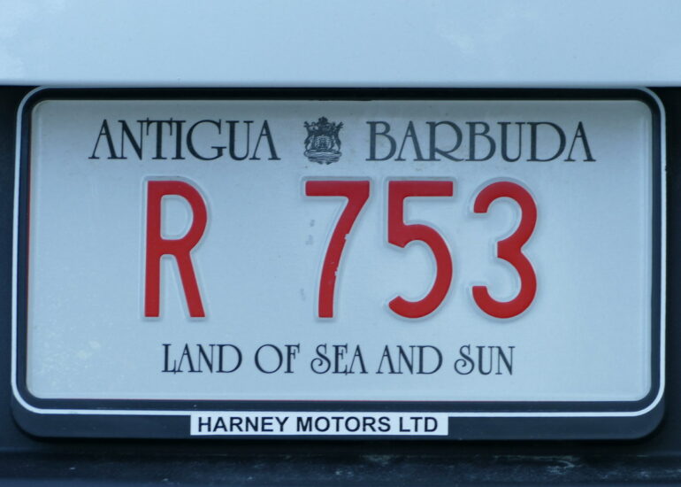 03. Antigua, plaque d'immatriculation des voitures