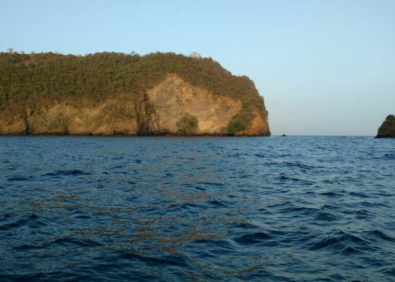 03. Trinidad ; le rocher indique le passage de Monos