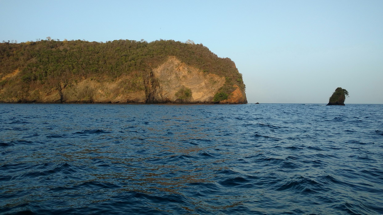 03. Trinidad ; le rocher indique le passage de Monos