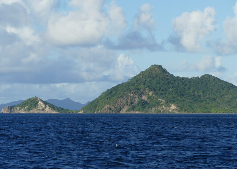 04. Carriacou avec, au second plan, l'île d'Union, une Grenadine appartenant à St Vincent