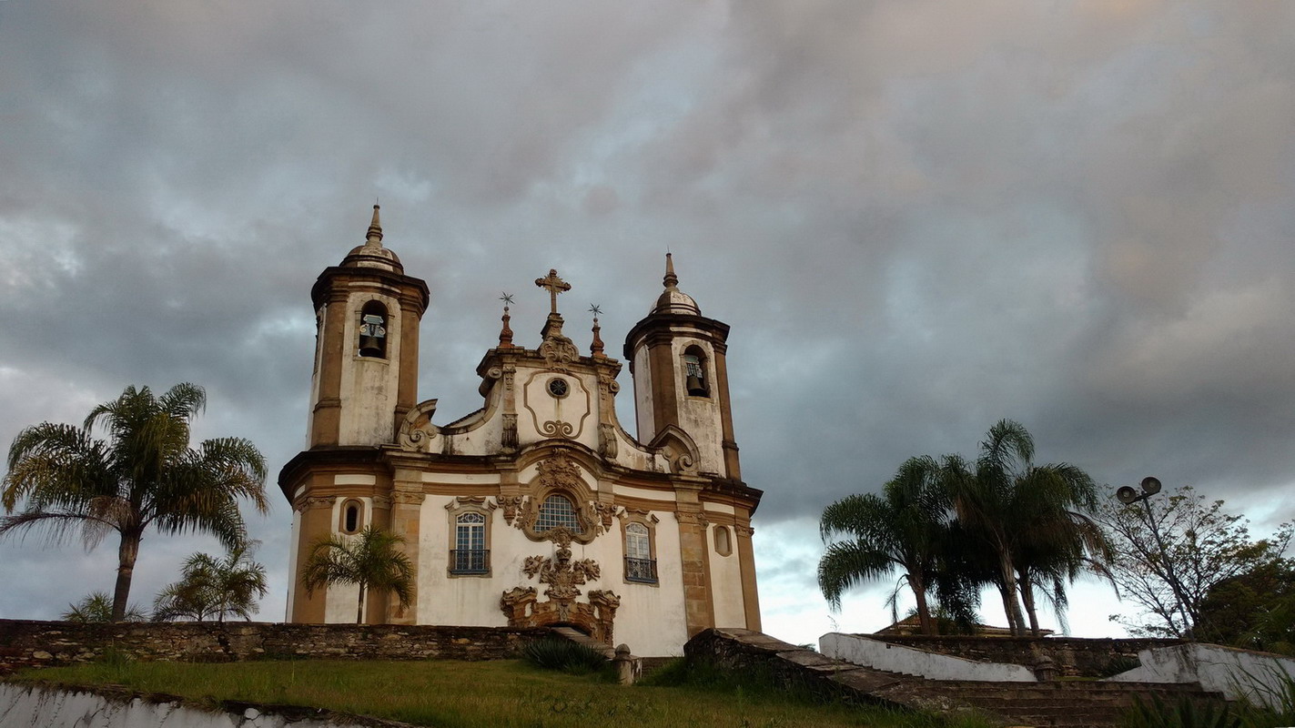 04. L'église Nossa Senhora do Carmo, juste en face de l'hôtel
