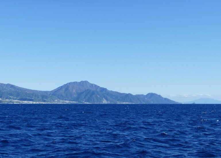 04. Roseau, la capitale de l'île ; à l'arrière-plan la montagne Pelée