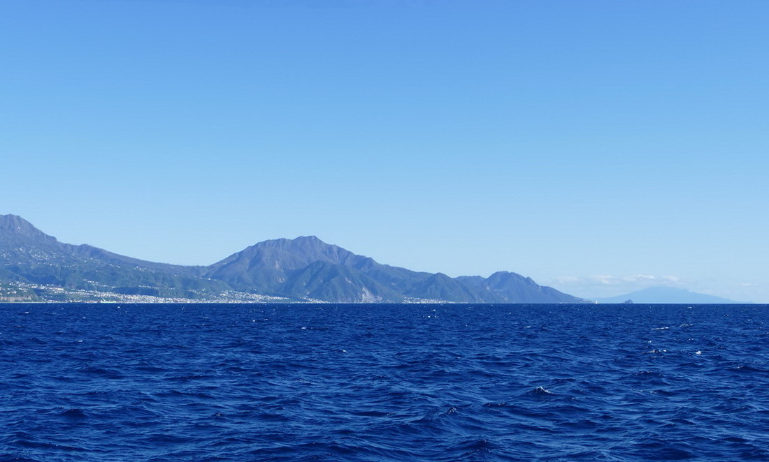 04. Roseau, la capitale de l'île ; à l'arrière-plan la montagne Pelée