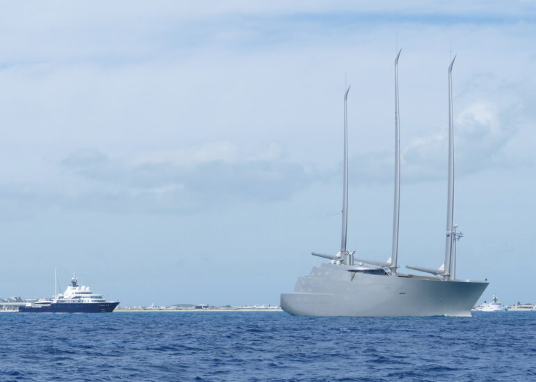 04. Sint Maarten, côte sud, un voilier de 143 m aux allures de cuirassé