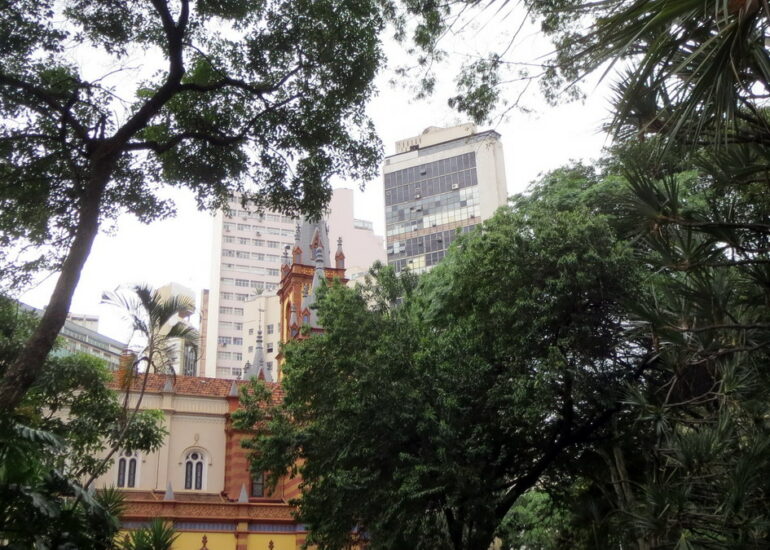 05. BH, l'église Sao José au milieu des immeubles