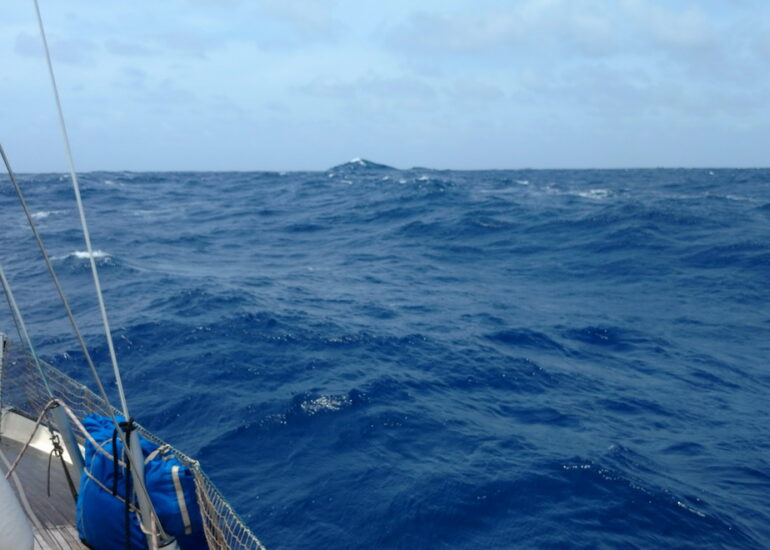05. C'est toujours bleu, mais les vagues se creusent et se floutent