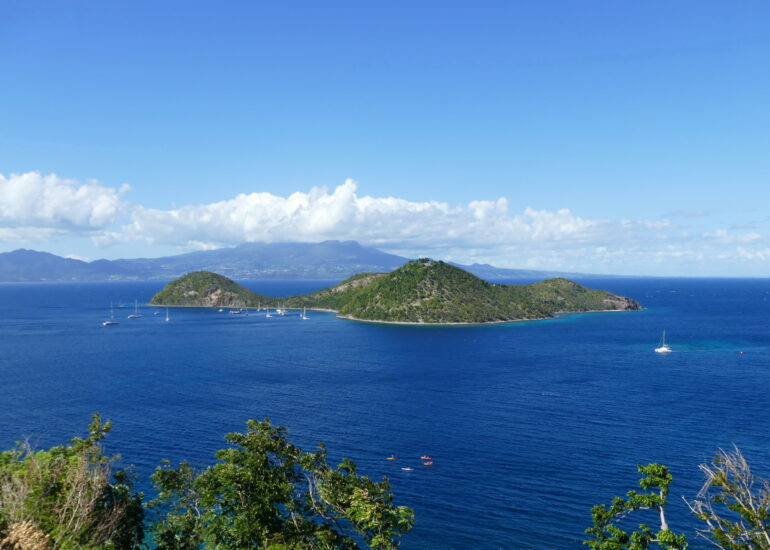 05. L'archipel des Saintes, l'îlet à Cabrit et son mouillage ; au-delà la côte de la Guadeloupe
