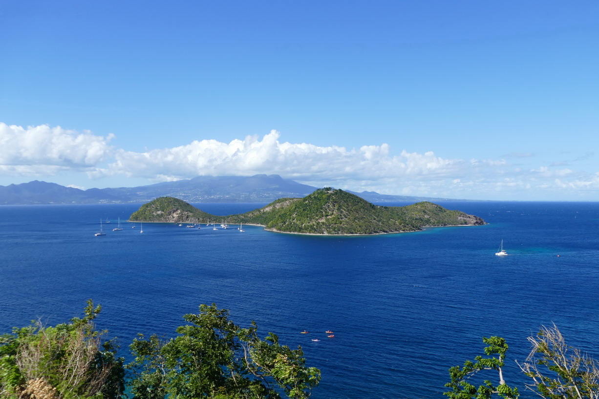 05. L'archipel des Saintes, l'îlet à Cabrit et son mouillage ; au-delà la côte de la Guadeloupe