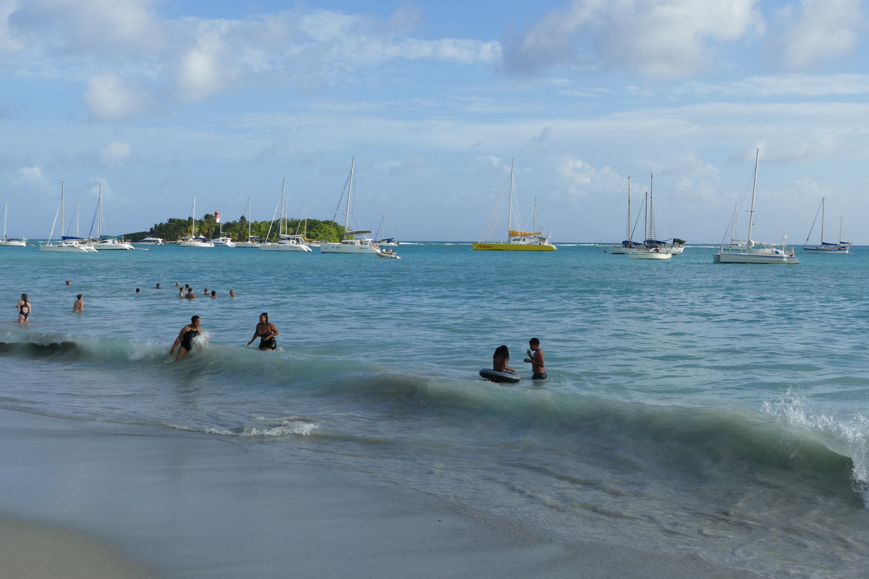 05. Le Gosier, une des plages ; le débarquement n'est jamais simple