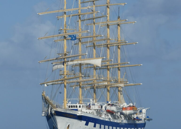 05. Le Royal clipper, 134 m, ne pourra pas entrer dans le chenal