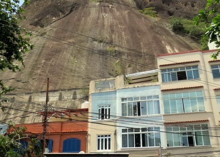 05. Notre petit hôtel, adossé au morro d'Urca