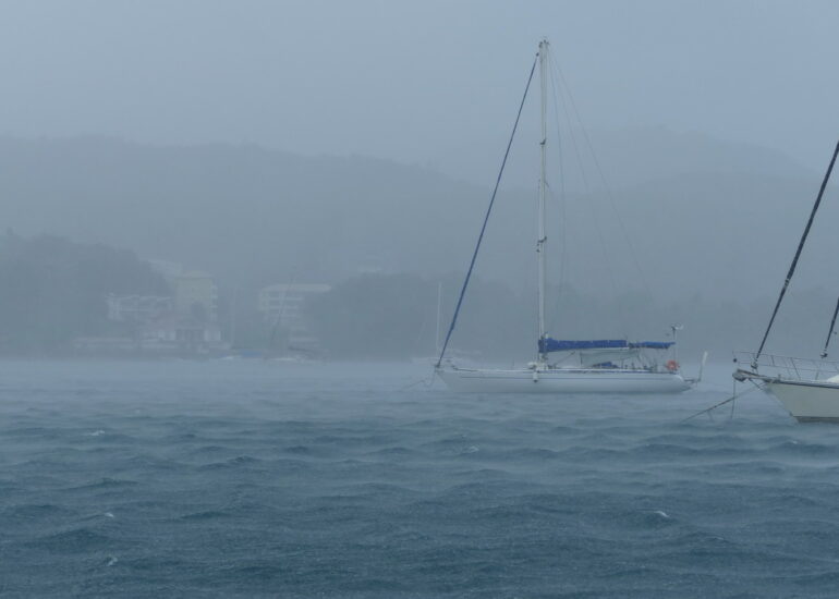 06. De temps en temps, grosse averse venteuse ; on ne voit plus rien