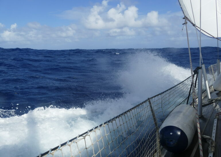 06. Sous le vent, le bateau passe en force