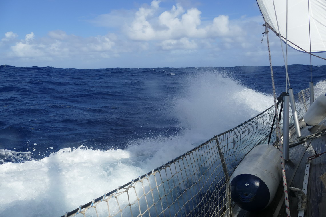 06. Sous le vent, le bateau passe en force