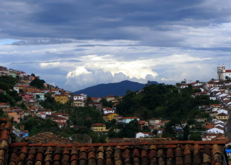 06. Vue vers l'est d'Ouro Preto ; en arrière-plan, l'église Sta Efigenia dos Pretos