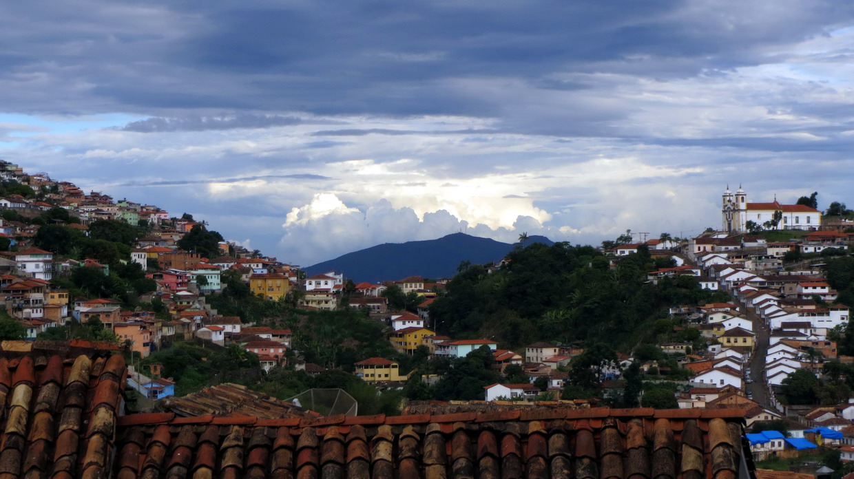 06. Vue vers l'est d'Ouro Preto ; en arrière-plan, l'église Sta Efigenia dos Pretos