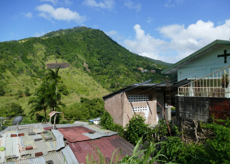 07. Contraste, une verte colline, une église évangélique et des toits ondulés