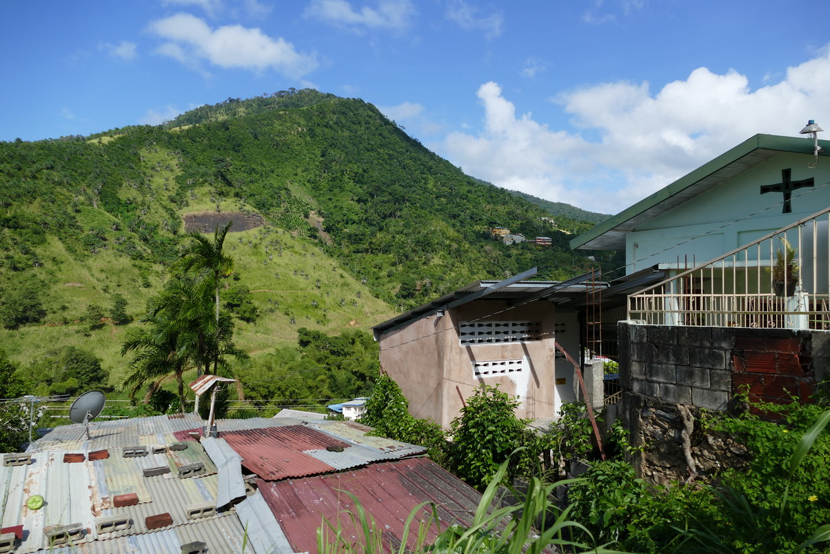 07. Contraste, une verte colline, une église évangélique et des toits ondulés