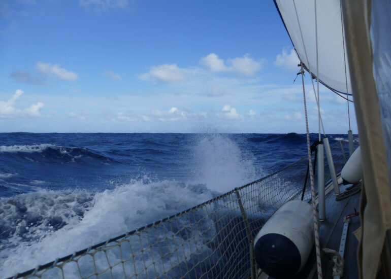 07. Sous le vent, le bateau passe en force