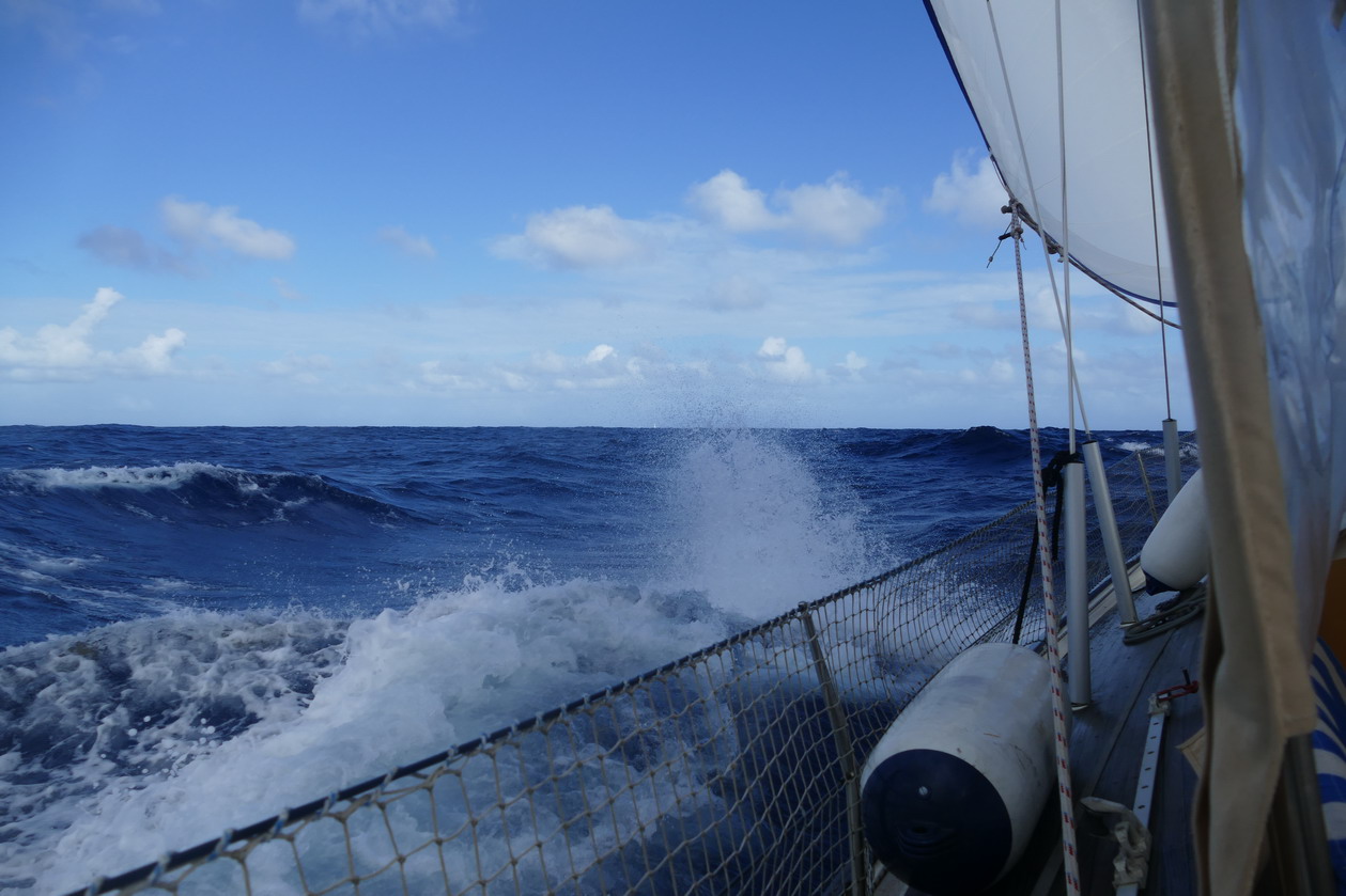 07. Sous le vent, le bateau passe en force