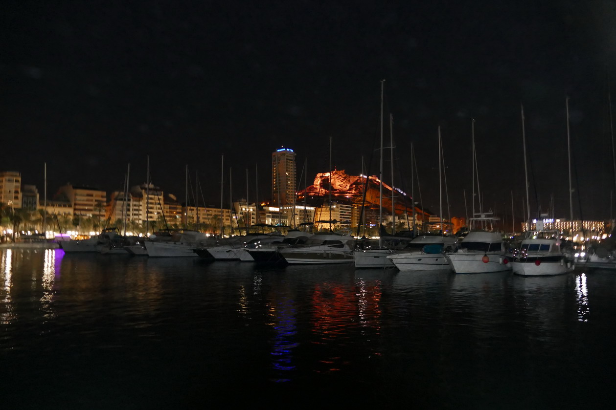 08. Alicante, le Gran sol hotel et le castillo de Santa Barbara dans la nuit