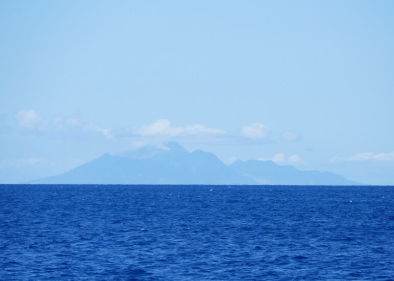 08. L'île de Montserrat à 30 MN, dont la moitié sud a été dévastée par la Soufrière en 1995-97