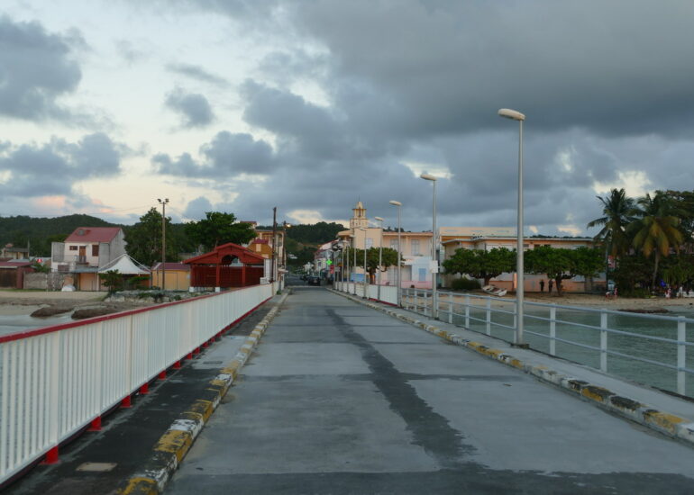 08. Marie-Galante, la longue estacade qui prolonge la rue principale