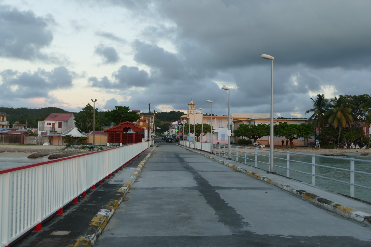 08. Marie-Galante, la longue estacade qui prolonge la rue principale