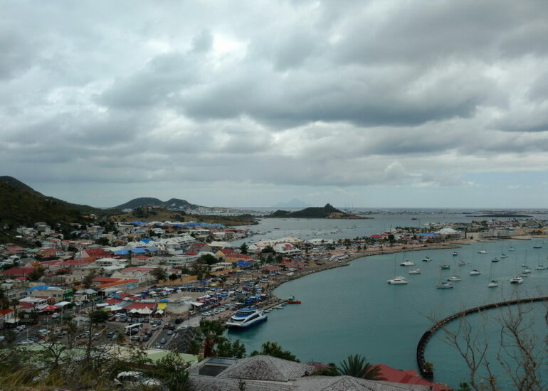 08. St Martin, Marigot, tout au fond derrière le lagon Philipsburg